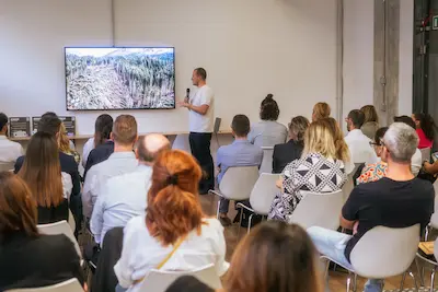 Menschen, die Bäume pflanzen