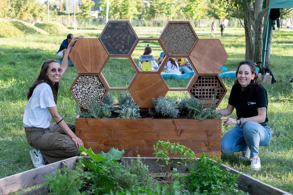Pollinator paths and bug hotels in 3Bee Oases Two people next to a bug hotel in an educational path for pollinators in a 3Bee Oasis